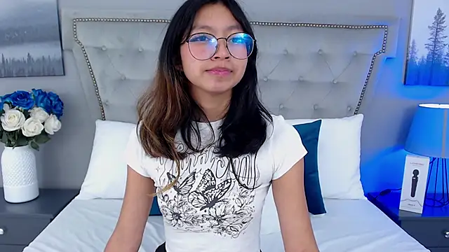 Snapshot of Yommi_Winx chatting on 01.23.25 Yommi Winx online show from 01.23.25