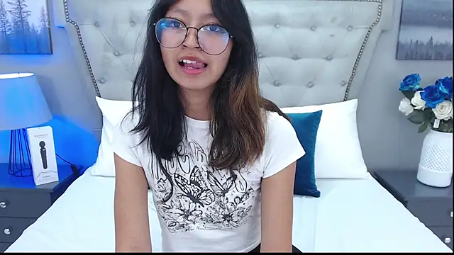 Snapshot of Yommi_Winx chatting on 03.11.25 Yommi Winx online show from 03.11.25