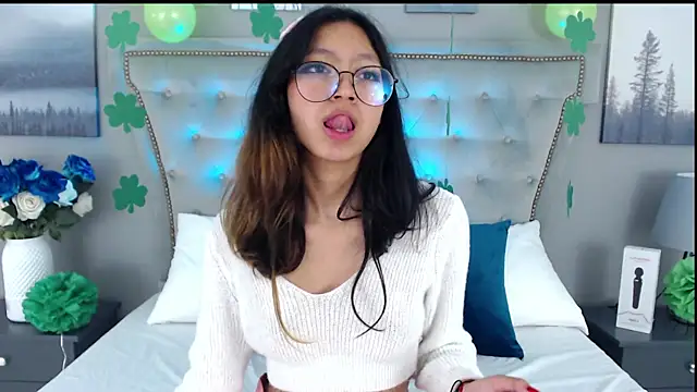 Snapshot of Yommi_Winx chatting on 03.18.25 Yommi Winx online show from 03.18.25