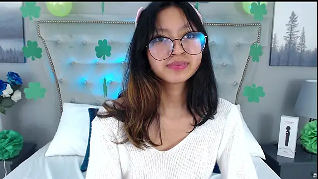 Snapshot of Yommi_Winx chatting on 03.18.25 Yommi Winx online show from 03.18.25