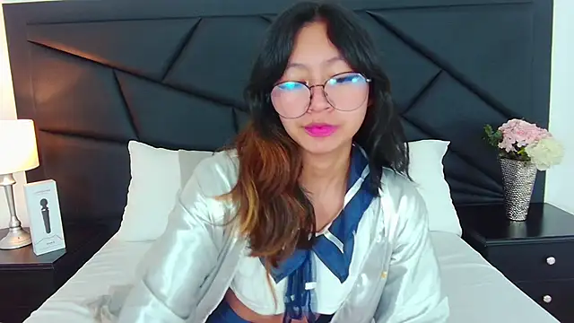 Snapshot of Yommi_Winx chatting on 03.22.25 Yommi Winx online show from 03.22.25