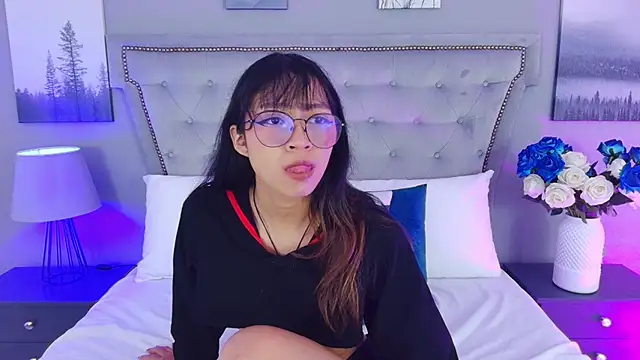 Snapshot of Yommi_Winx chatting on 09.18.25 Yommi Winx online show from 09.18.25