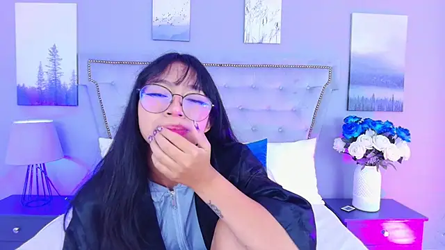 Snapshot of Yommi_Winx chatting on 10.04.25 Yommi Winx online show from 10.04.25