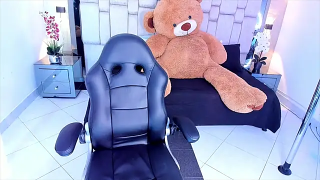 Snapshot of _SofiaCortez_ chatting on 12.16.24 SofiaCortez online show from 12.16.24