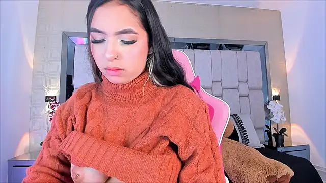 Snapshot of _SofiaCortez_ chatting on 12.28.24 SofiaCortez online show from 12.28.24