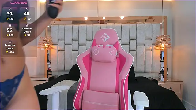 Snapshot of _SofiaCortez_ chatting on 12.30.24 SofiaCortez online show from 12.30.24