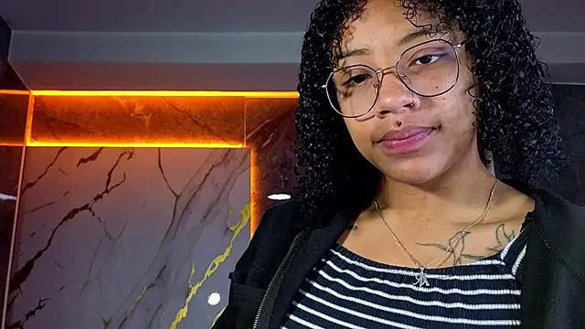 Snapshot of Violeth_b chatting on 10.27.25 Violeth b online show from 10.27.25