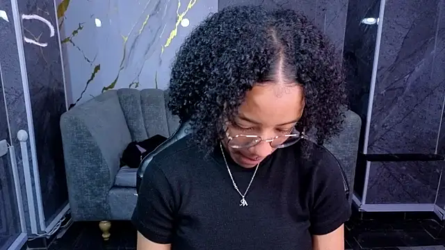 Snapshot of Violeth_b chatting on 10.30.25 Violeth b online show from 10.30.25