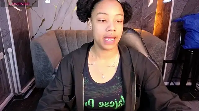 Snapshot of Violeth_b chatting on 10.31.25 Violeth b online show from 10.31.25