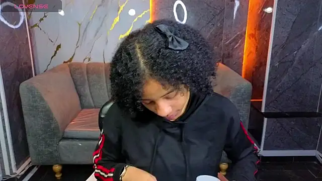 Snapshot of Violeth_b chatting on 11.08.25 Violeth b online show from 11.08.25