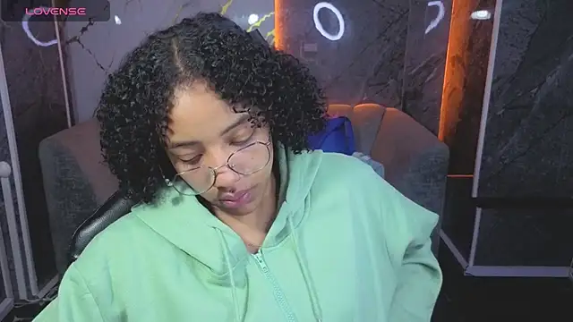 Snapshot of Violeth_b chatting on 11.23.25 Violeth b online show from 11.23.25