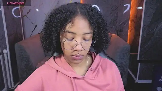 Snapshot of Violeth_b chatting on 11.24.25 Violeth b online show from 11.24.25