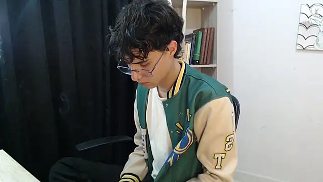 Snapshot of Jeam_hot chatting on 12.20.24 Jeam hot online show from 12.20.24