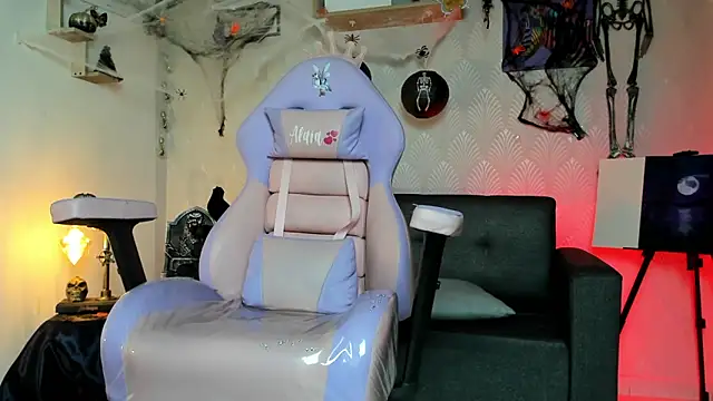 Snapshot of Alaia_Love77 chatting on 10.31.25 Alaia Love77 online show from 10.31.25