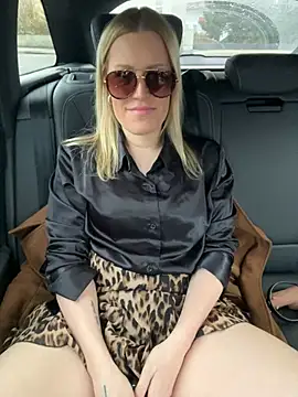 Snapshot of Sissy-Bee chatting on 12.26.24 Sissy-Bee online show from 12.26.24