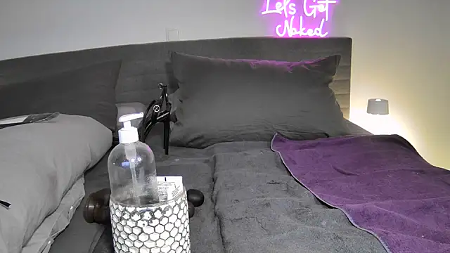 Snapshot of Sissy-Bee chatting on 10.28.25 Sissy-Bee online show from 10.28.25