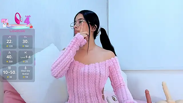 Isaa Queen online show from 01.06.26