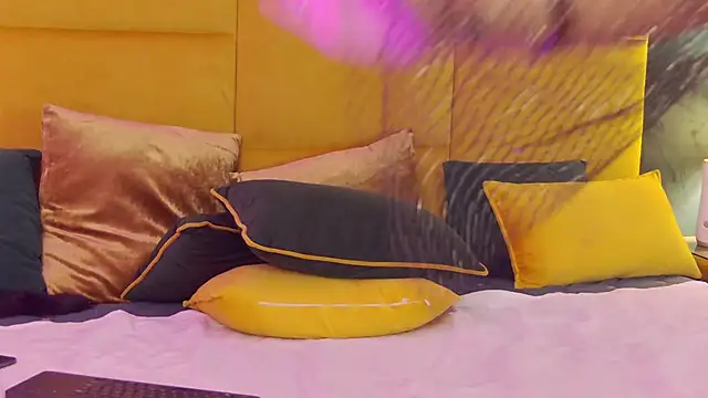 Snapshot of GiuliaHarvey chatting on 02.26.25 GiuliaHarvey online show from 02.26.25