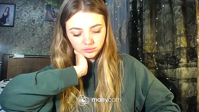 Snapshot of BonnyShy chatting on 10.08.25 BonnyShy online show from 10.08.25