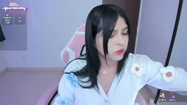 Snapshot of misshoneyxxx chatting on 12.14.24 misshoneyxxx online show from 12.14.24