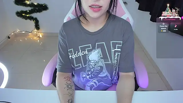 Snapshot of misshoneyxxx chatting on 12.19.24 misshoneyxxx online show from 12.19.24