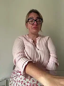 Miss Stassi online show from 06.02.26