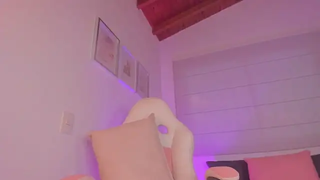 Snapshot of valeriaU chatting on 11.26.25 valeriaU online show from 11.26.25