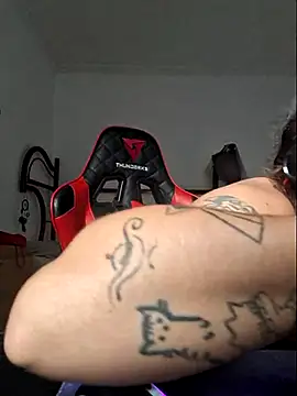 Snapshot of luuhcat09 chatting on 10.13.25 luuhcat09 online show from 10.13.25