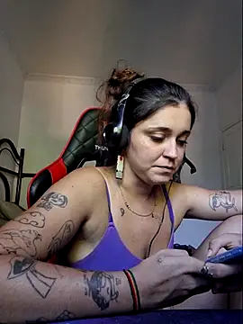 Snapshot of luuhcat09 chatting on 10.24.25 luuhcat09 online show from 10.24.25