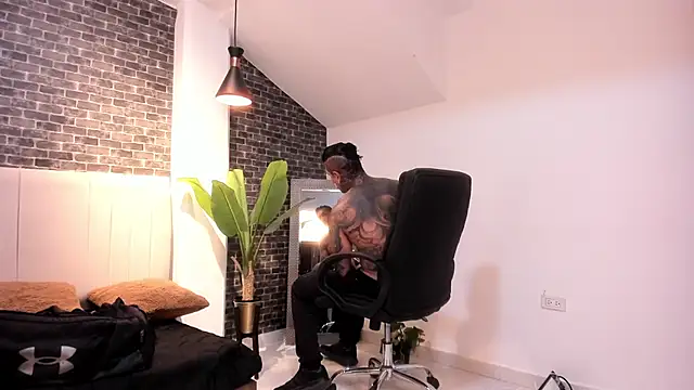 Snapshot of Dantesuarez28 chatting on 12.15.25 Dantesuarez28 online show from 12.15.25