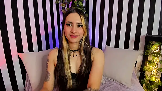 Snapshot of liz_goth chatting on 10.17.25 liz goth online show from 10.17.25