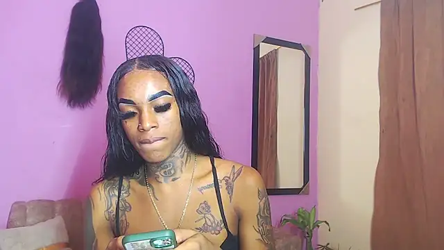 Snapshot of badgirls_cx chatting on 10.10.25 badgirls cx online show from 10.10.25