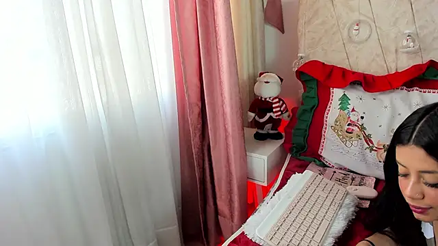 Snapshot of ElaaPerez chatting on 12.20.24 ElaaPerez online show from 12.20.24