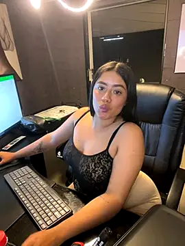Snapshot of ElaaPerez chatting on 10.10.25 ElaaPerez online show from 10.10.25