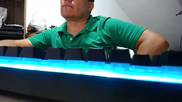 Snapshot of Jhonatan_Morales_S chatting on 11.23.25 Jhonatan Morales S online show from 11.23.25