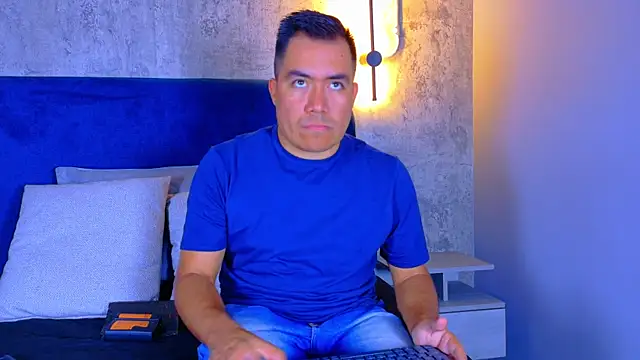 Snapshot of Jhonatan_Morales_S chatting on 12.17.25 Jhonatan Morales S online show from 12.17.25