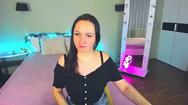 Snapshot of AngellLika chatting on 12.22.24 AngellLika online show from 12.22.24