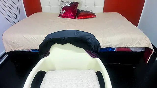 Abrillee1 online show from 02.18.25