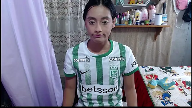 Snapshot of Lunawillis chatting on 12.17.25 Lunawillis online show from 12.17.25