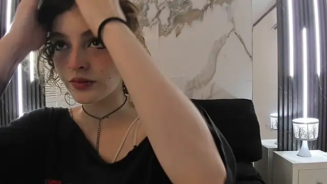 Snapshot of EvaHalsey chatting on 09.10.25 EvaHalsey online show from 09.10.25