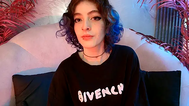 Snapshot of EvaHalsey chatting on 10.20.25 EvaHalsey online show from 10.20.25
