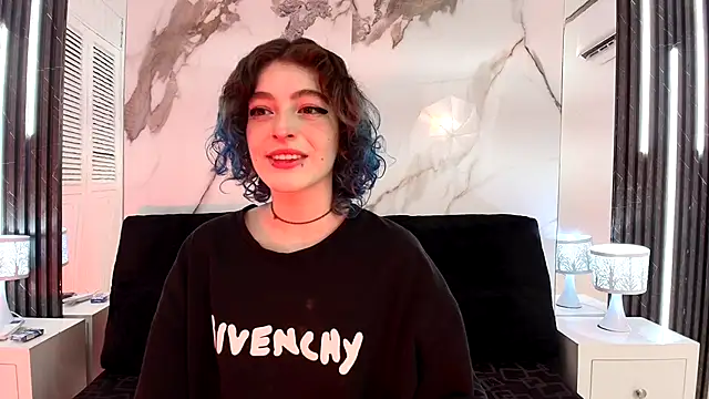 Snapshot of EvaHalsey chatting on 10.21.25 EvaHalsey online show from 10.21.25