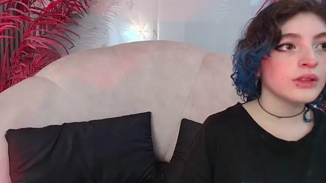 Snapshot of EvaHalsey chatting on 10.27.25 EvaHalsey online show from 10.27.25