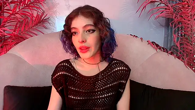 Snapshot of EvaHalsey chatting on 10.30.25 EvaHalsey online show from 10.30.25