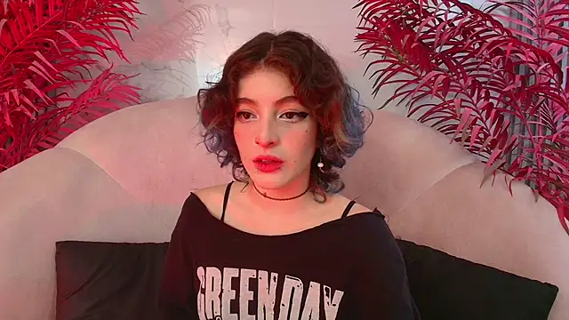 Snapshot of EvaHalsey chatting on 11.19.25 EvaHalsey online show from 11.19.25