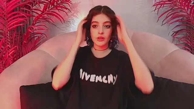 Snapshot of EvaHalsey chatting on 11.21.25 EvaHalsey online show from 11.21.25