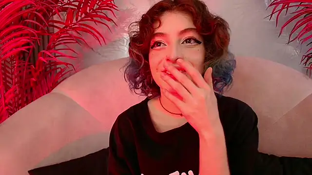 Snapshot of EvaHalsey chatting on 12.04.25 EvaHalsey online show from 12.04.25