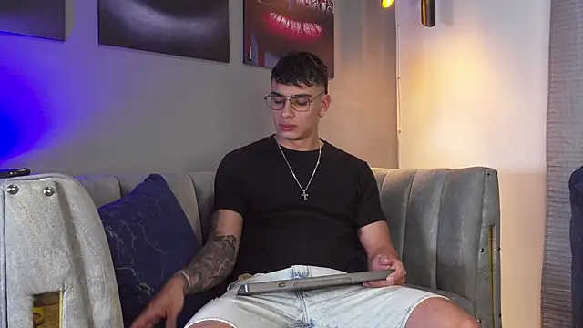 Snapshot of joseph_boy chatting on 04.12.26 joseph boy online show from 04.12.26