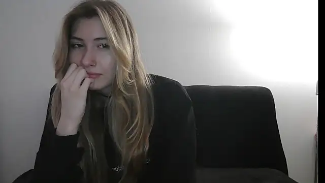 ErikaShyy online show from 10.18.25