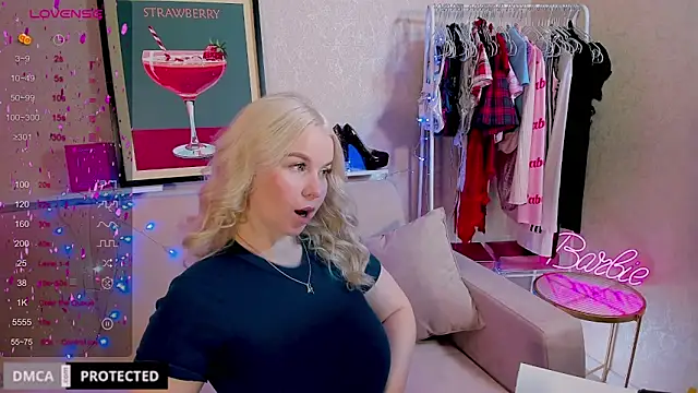 Snapshot of Tasty_booty chatting on 10.25.25 Tasty booty online show from 10.25.25